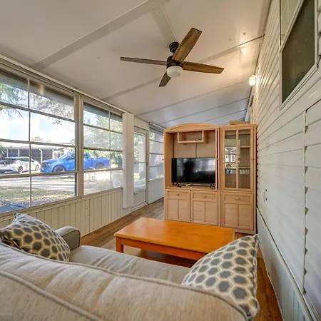Bright Home Pool Access And Screened-In Porch!